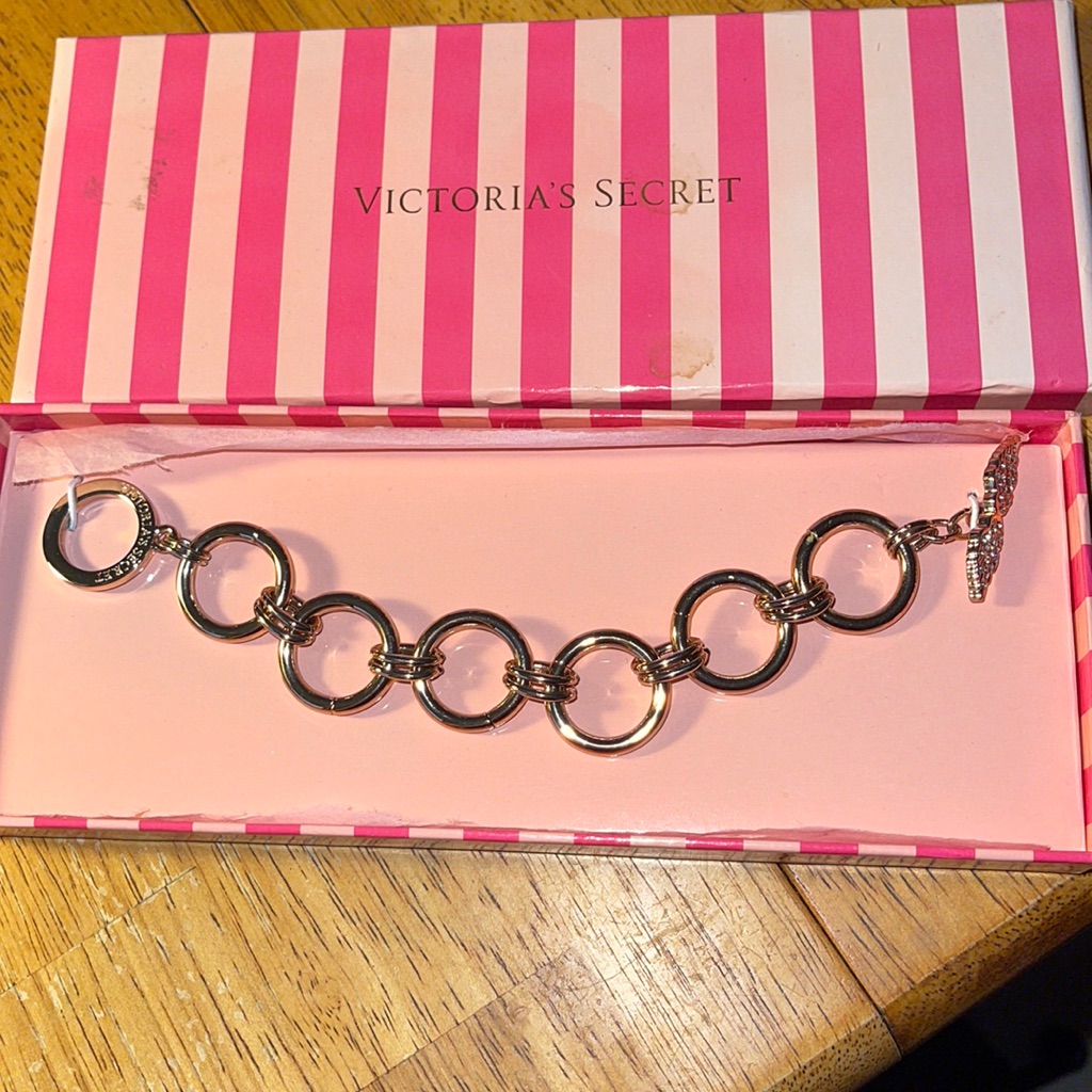 - Victorias Secret Angels Bracelet 75 20$